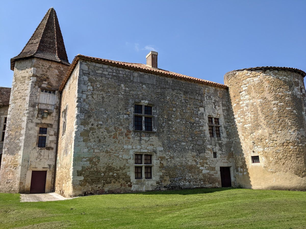 Château de Léberon in Cassaigne (Ténarèze): Hauptgebäude mit Eck- und Rundturm