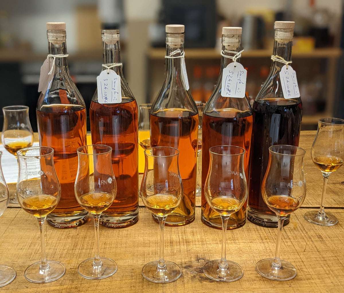 Fünf Armagnacs von hell bis dunkel mit Verkostungsgläsern davor